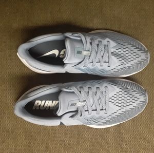 Nike Zoom Running Shoes: NWOT. Size: 8
